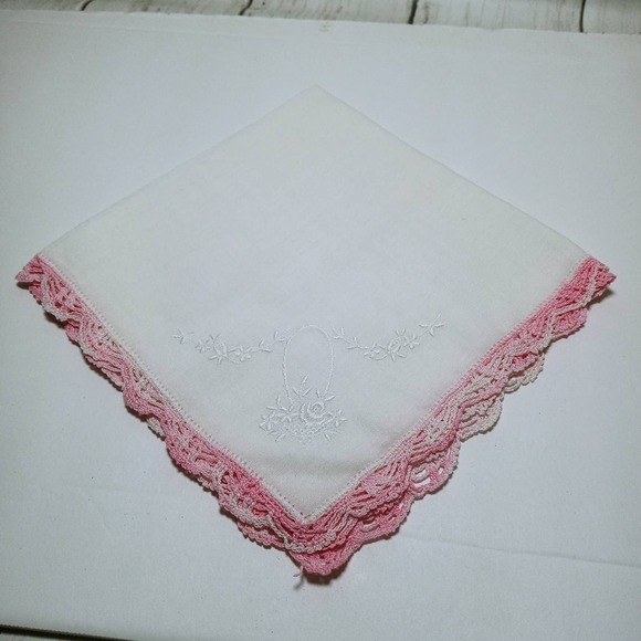 Vtg Pink Crochet Edge Handkerchief White Embroidered Flower Basket Cottagecore - Picture 1 of 6